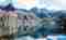 Vista panorámica de un lago con montañas de fondo